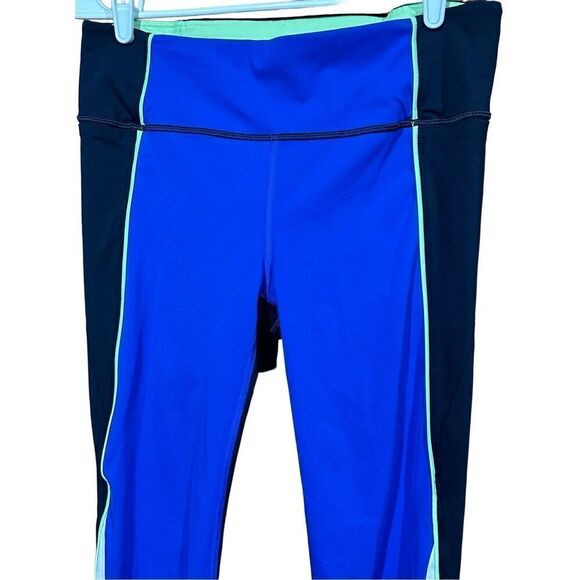 Women's Athleta Velocity Black Blue Color Block Stash Pocket Capri leggings Gym - Picture 2 of 7